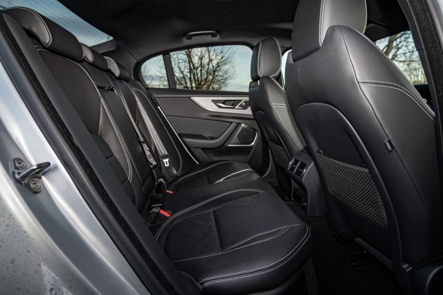 Интерьер Jaguar XE P250 SE R-Dynamic 2019 года  (WW) (фото 6 из 17)